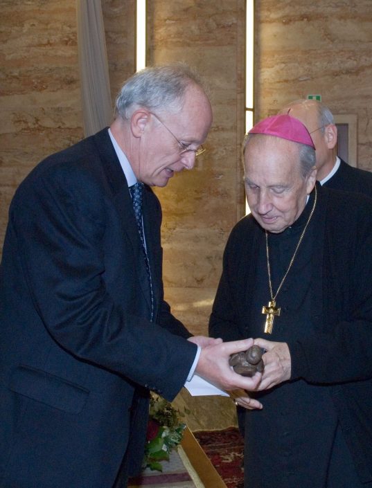 Entrega d'una escultura de l'autor a D. Javier Echevarría a Roma, amb motiu del 40 aniversari del col·legi Turó.