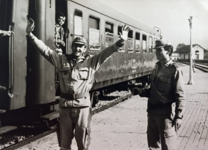 Amb un company de milícies a l'estació de Tremp durant un viatge a Talarn.