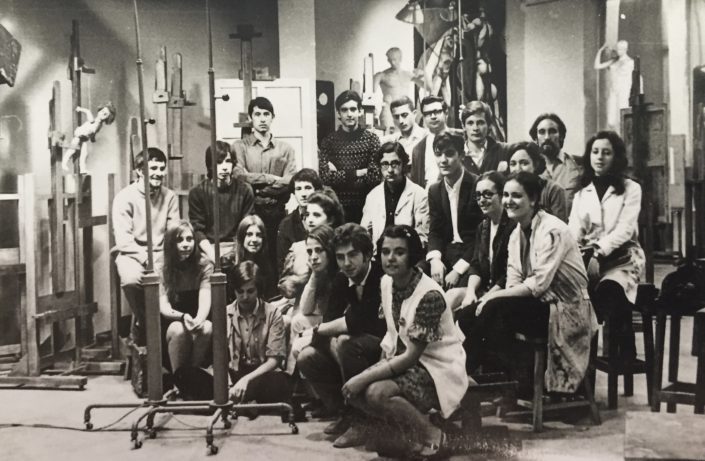 El grup d'amics del curs 69/70 a l'Escola de Belles Arts "Sant Jordi" de Barcelona a l'aula de Dibuix.