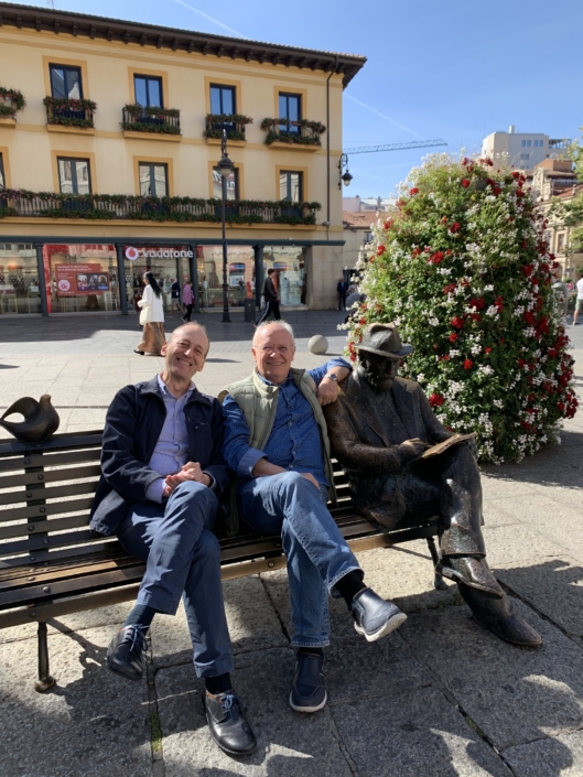 Amb l'amic Xavier Olloqui al costat de Gaudí a Lleó.
