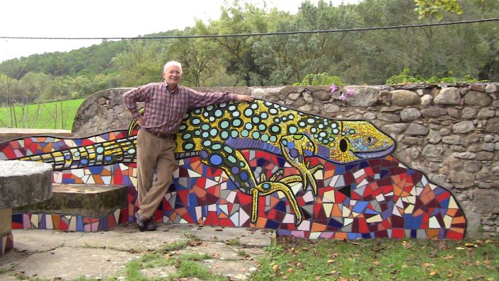 Al jardí de Vilademires amb el trencadís del lluert d'en Xavier Cabanach.