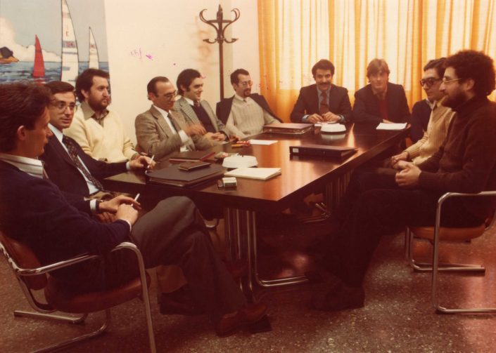 Al claustre de professors del col·legi Dauradell. D'esquerra a dreta: Jaume Camats, Ramón Lóbez, Enrique Camón, Pepe Arnal, José Manuel Almuzara, Antonio Jimeno, Antonio Justo, Sr. Escolà, Antonio Pardo i Elías Kateb.