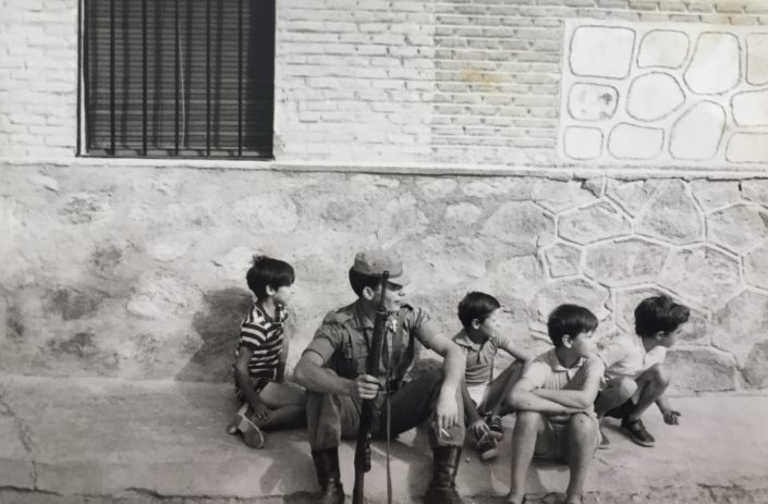 Descansant durant una marxa de Toledo a Burguillos al costat d'uns nens del poble.